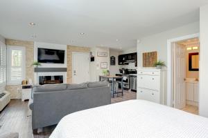 a living room with a couch and a kitchen at Blue Mountain Creekside Studio at North Creek Resort in Blue Mountains