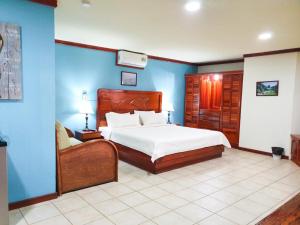 Un pat sau paturi într-o cameră la Fish Hook Marina Hotel