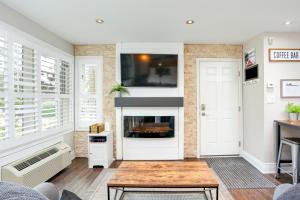 a living room with a fireplace and a tv at Blue Mountain Creekside Studio at North Creek Resort in Blue Mountains