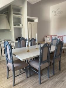 - une table à manger et des chaises dans une pièce dans l'établissement Sea and Sky - Kythnos. Vintage House, à Dhriopís