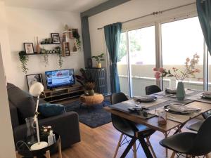 ein Wohnzimmer mit Tisch und Fernseher in der Unterkunft Magnifique T3 Dans Une Résidence Au Centre De Toulon in Toulon + 37 Fotos