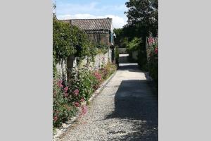 una carretera con flores al lado de un edificio en en plein coeur de Talmont, maison connectée à l'esprit rétais, en Talmont