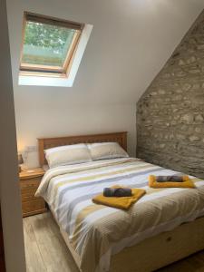 1 dormitorio con 1 cama con 2 toallas en Glyncoch Aberporth, en Aberporth