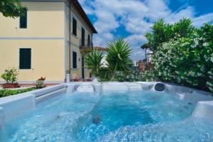 Bazén v ubytování Hotel Apuana nebo v jeho okolí