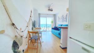 Posteľ alebo postele v izbe v ubytovaní Cozy beach-front studio with amazing sea view