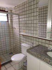 uma casa de banho branca com um WC e um lavatório em Flat no hotel fazenda portal de Gravatá em Gravatá