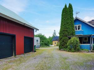 un patio con dos puertas de garaje y una casa en 6 person holiday home in MARIESTAD en Mariestad