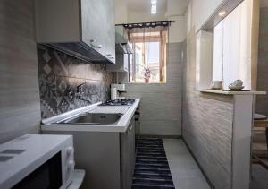 a small kitchen with a sink and a stove at La Lira di Tersicore in Chiaramonte Gulfi