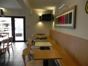 Μια τηλεόραση ή/και κέντρο ψυχαγωγίας στο B&B HOTEL Aubenas