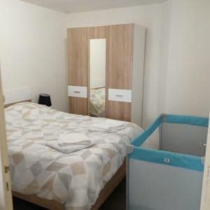 Dormitorio pequeño con cama y espejo en marie-Emma wifi gratuite, en Beaulieu-sur-Loire