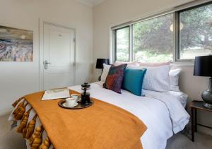 ein Schlafzimmer mit einem Bett und einem Tablett darauf in der Unterkunft Chiton Cottage in Hayborough