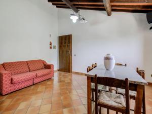 a living room with a couch and a table at Varna Charm Tuscan Getaway in Querce
