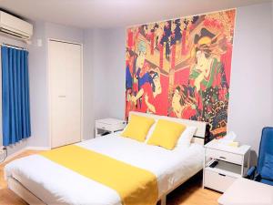 Schlafzimmer mit einem Bett mit Wandgemälde in der Unterkunft 武蔵Musashi Hotel in Tokio