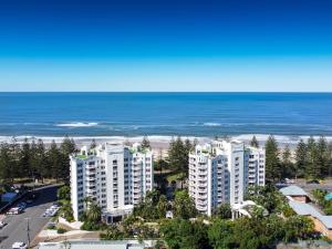 una vista aerea sulla spiaggia e sugli edifici di ULTIQA Burleigh Mediterranean Resort a Gold Coast