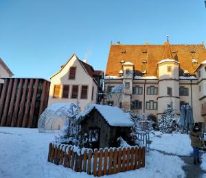 a person walking through a yard covered in snow at LA MAISON BLEUE, à 20 mn de Strasbourg, sur la route des vins, jusqu'à 6 personnes, Sélestat in Sélestat