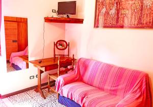- un salon avec un canapé et une table dans l'établissement Casa La Rosa - mare e pineta - 2 bici incluse, à Viareggio