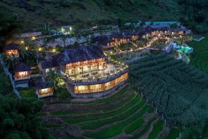 una vista aérea de una mansión con un viñedo por la noche en Laxsik Ecolodge en Sa Pa