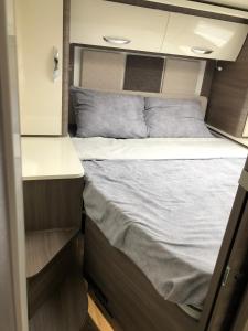 Łóżko lub łóżka piętrowe w pokoju w obiekcie Prachtige mobilhome in Spanje te huur, staat klaar aan de luchthaven van Alicante