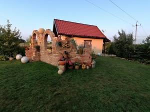 Ogród w obiekcie Noclegi Pod Dachem pokoje gościnne domek letniskowy na wynajem agroturystyka wakacje