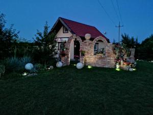 Ogród w obiekcie Noclegi Pod Dachem pokoje gościnne domek letniskowy na wynajem agroturystyka wakacje