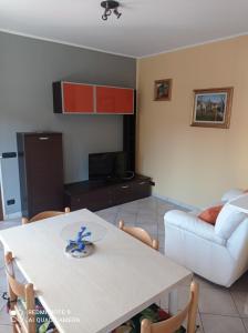 ein Wohnzimmer mit einem Tisch und einem Sofa in der Unterkunft Da nonna Pina in Cossogno