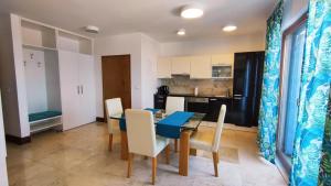 Kuchyň nebo kuchyňský kout v ubytování SeaSight Apartment - Ciovo Island