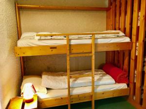 two bunk beds in a room with a desk at Appartement Villard-de-Lans, 2 pièces, 6 personnes - FR-1-515-31 in Villard-de-Lans