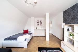 a white bedroom with a bed and a desk at Mitten im Herzen von Hannover / Familienfreundlich / 80m² in Hannover
