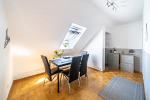 a dining room with a table and chairs at Mitten im Herzen von Hannover / Familienfreundlich / 80m² in Hannover