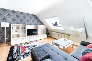 ein Wohnzimmer mit einem Sofa und einem TV in der Unterkunft Mitten im Herzen von Hannover / Familienfreundlich / 80m² in Hannover