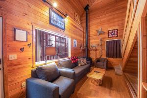 Seating area sa Cabin #4 The Wolves Den - Pet Friendly- Sleeps 6 - Playground & Game Room