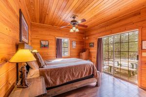 Postel nebo postele na pokoji v ubytování Cabin #4 The Wolves Den - Pet Friendly- Sleeps 6 - Playground & Game Room