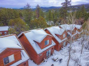 Photo de la galerie de l'établissement Cabin #4 The Wolves Den - Pet Friendly- Sleeps 6 - Playground & Game Room, à Payson