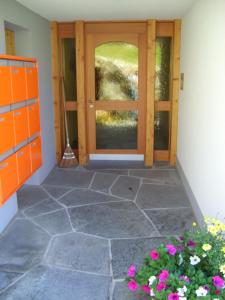 une porte d'entrée d'une maison avec une fenêtre dans l'établissement Lorli, à Bettmeralp