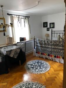 sala de estar con sofá y mesa en Murmeltier en Hausen im Tal