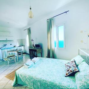 een slaapkamer met een groot bed en een tafel bij “Da Senso” Relax nel verde vista mare in Finale Ligure