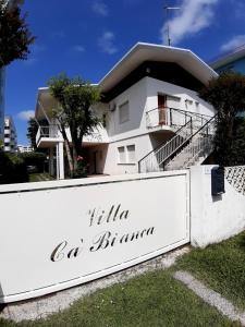 ビビオーネにあるVilla Ca'Biancaの白い家