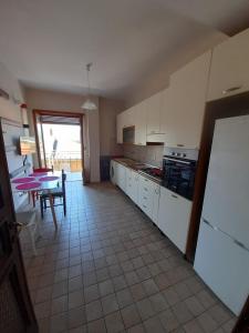 kuchnia ze stołem i jadalnią w obiekcie DreamHouse w mieście LʼAquila