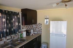Kuchyňa alebo kuchynka v ubytovaní KORONI MARE -Sea view apartment/διαμέρισμα με θέα στην θάλασσα