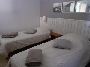 two beds in a room with two towels on them at Appartement cosy in Moliets-et-Maa