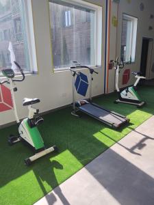 a gym with treadmills and elliptical machines at Mazurska Chata jezioro i aquapark 6 min centrum i promenada 12 min in Mikołajki