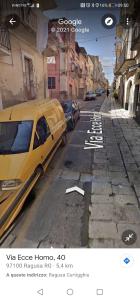 een geel busje geparkeerd aan de kant van een straat bij ragusa curtigghiu in Ragusa