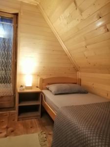 En eller flere senge i et værelse på Brvnara Fruska Koliba