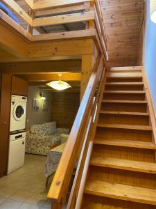 uma escada que leva a um loft numa cabina em SISCARO - Peu del Riu 310 - Vall d'Incles - Soldeu em Incles