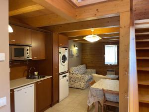 uma cozinha e sala de estar num chalé de madeira em SISCARO - Peu del Riu 310 - Vall d'Incles - Soldeu em Incles