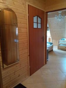 - une chambre avec une porte en bois dans l'établissement Sobieszów APARTAMENT KRZYSIO Zielone Wzgórze -Willa Tosia, à Jelenia Góra