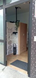 Pokój ze szklanymi drzwiami i żyrandolem w obiekcie ZARAUTZ LOFT 1 w mieście Zarautz
