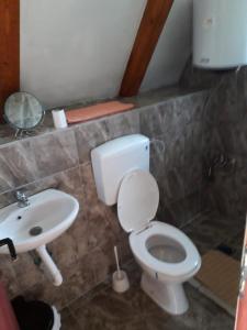 A bathroom at IMANJE JELEN