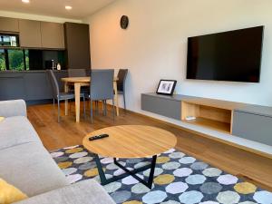 TV a/nebo společenská místnost v ubytování Teehouse Golf Apartment