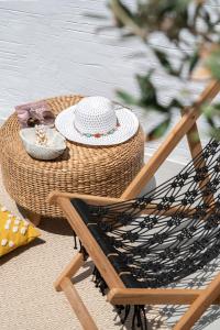 Zestaw do parzenia kawy i herbaty w obiekcie Kaminos Boutique Hotel